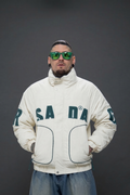 Chaqueta Puffer "Varsity" Crema – Chaqueta Acolchada de Alto Volumen con Letras Bordadas y Estilo Retro Streetwear