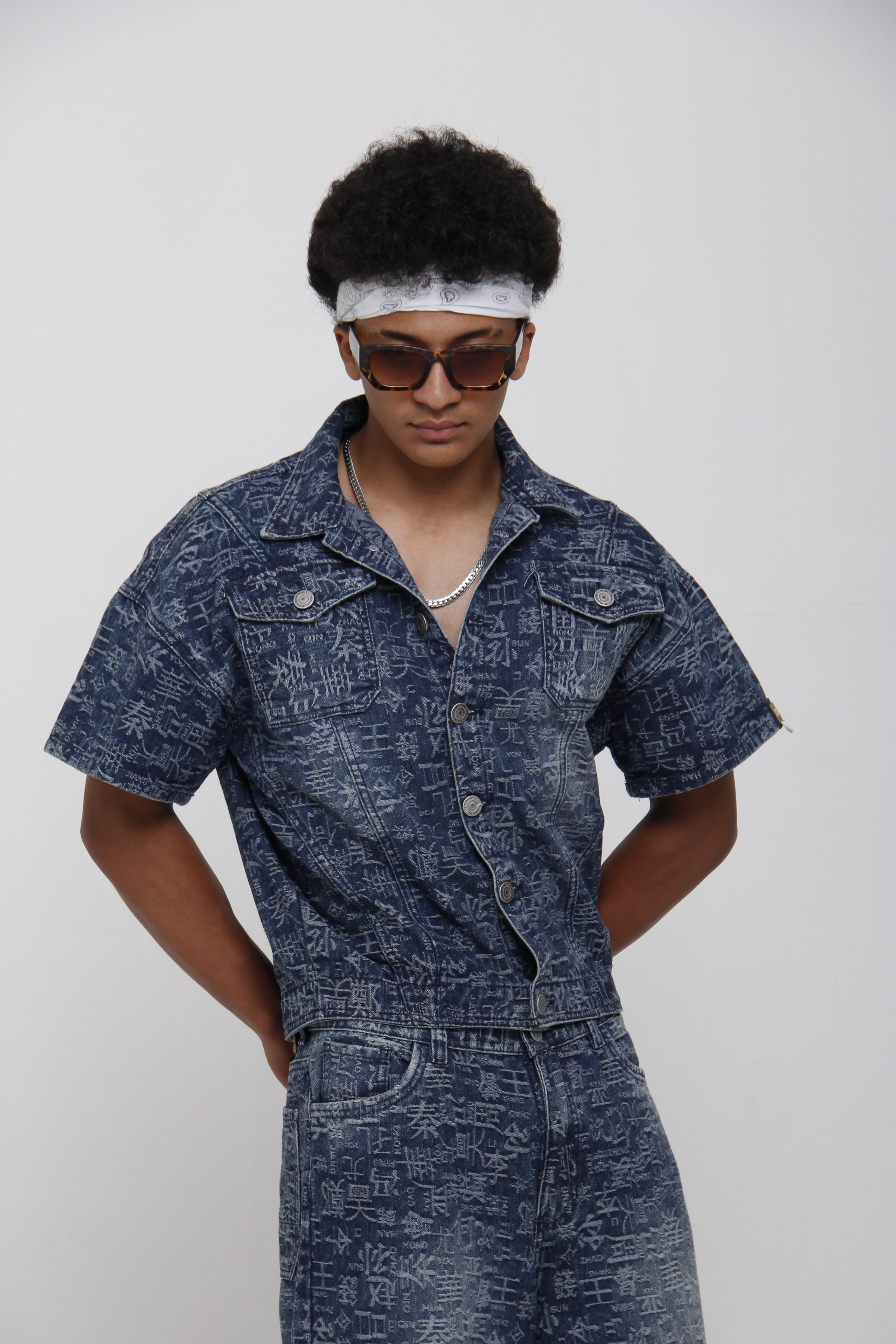Camisa de Jean Azul Manga Corta con Estampado Oriental - Boxy Fit