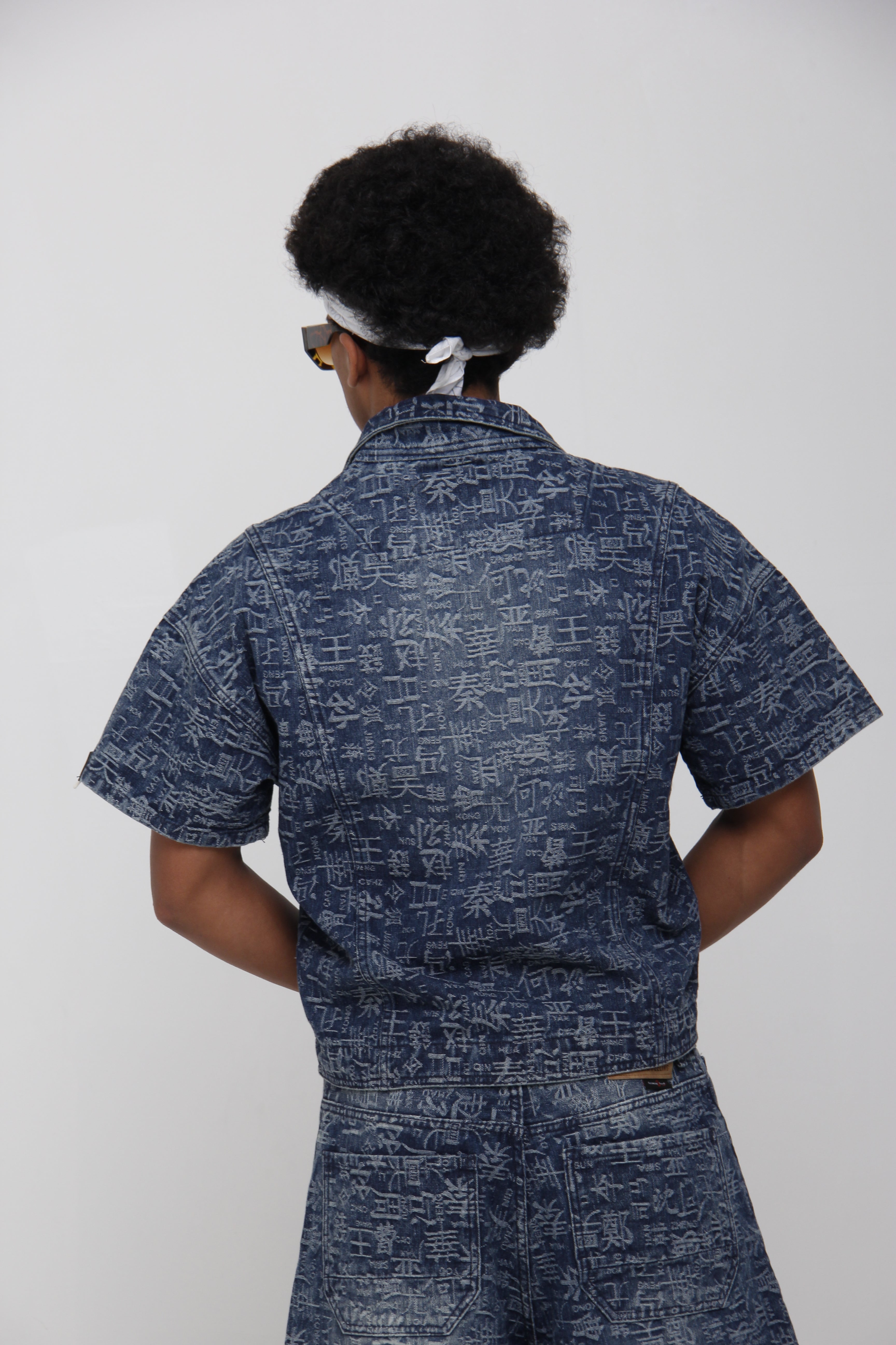 Camisa de Jean Azul Manga Corta con Estampado Oriental - Boxy Fit