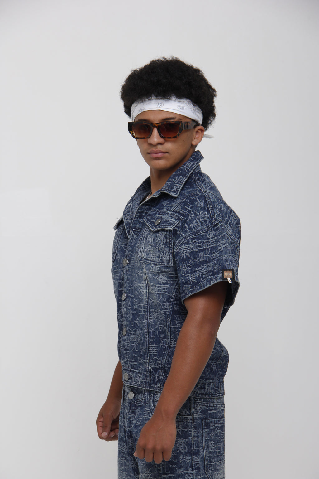 Camisa de Jean Azul Manga Corta con Estampado Oriental - Boxy Fit