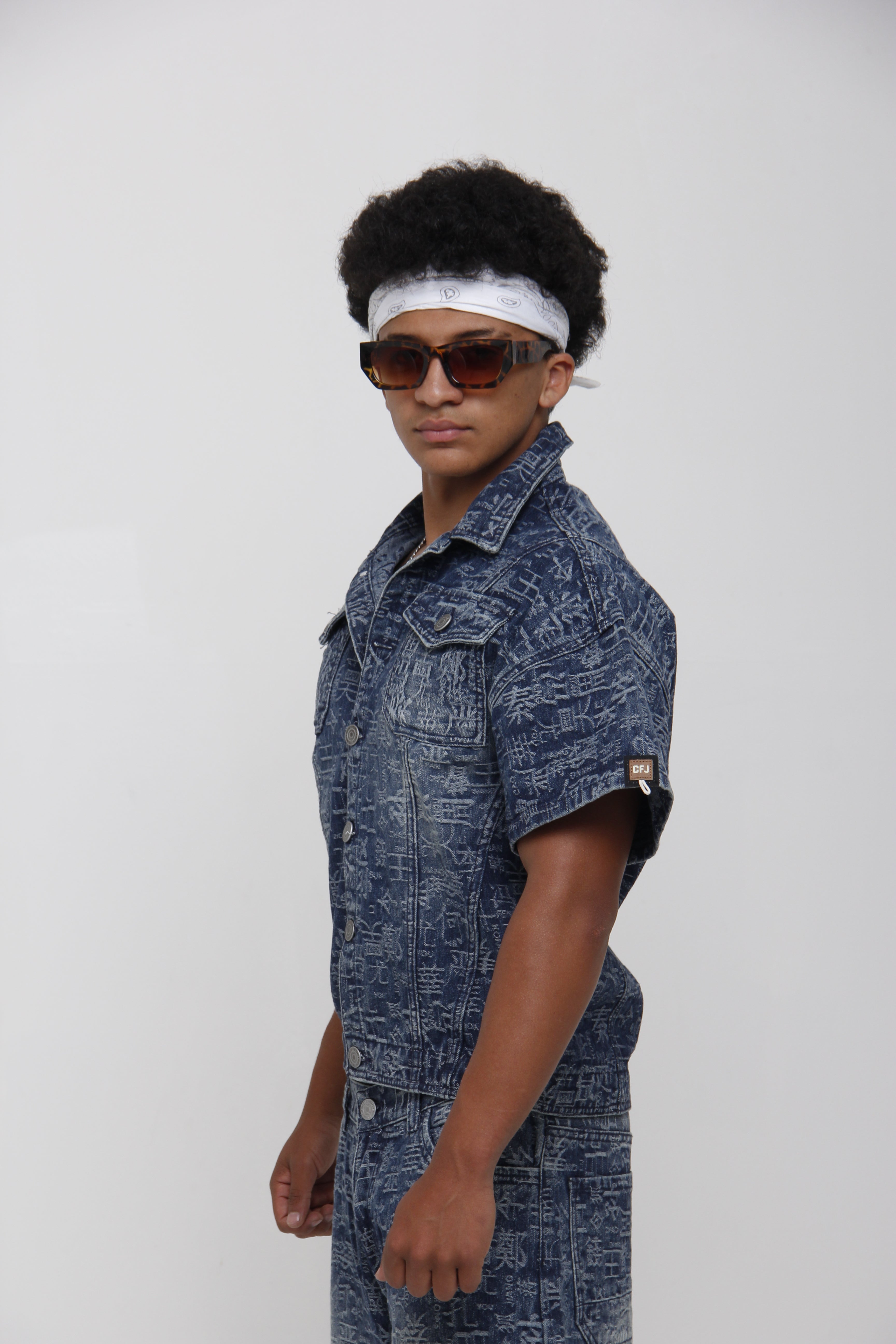 Camisa de Jean Azul Manga Corta con Estampado Oriental - Boxy Fit