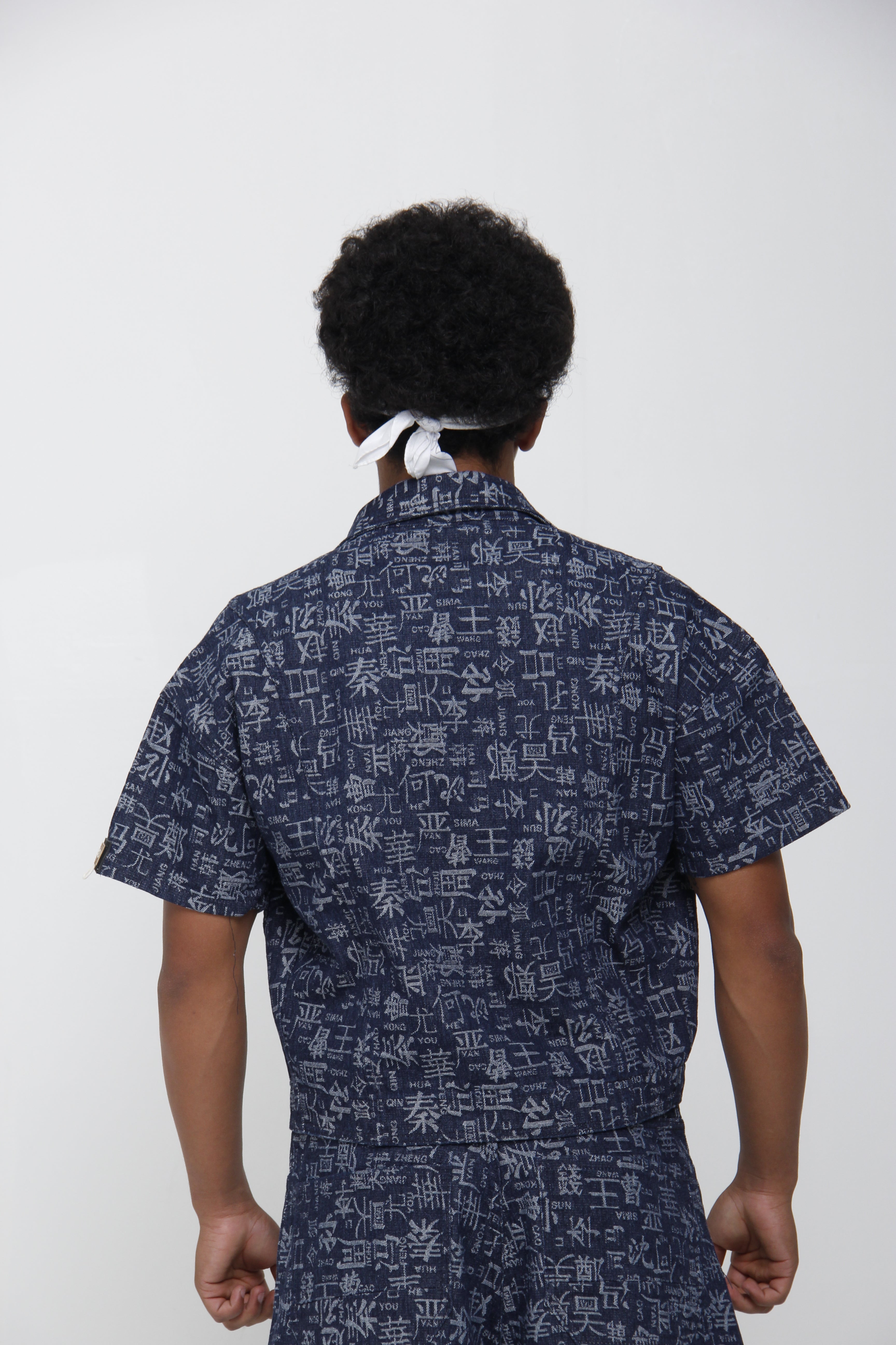 Camisa de Jean Azul Manga Corta con Estampado Oriental - Boxy Fit
