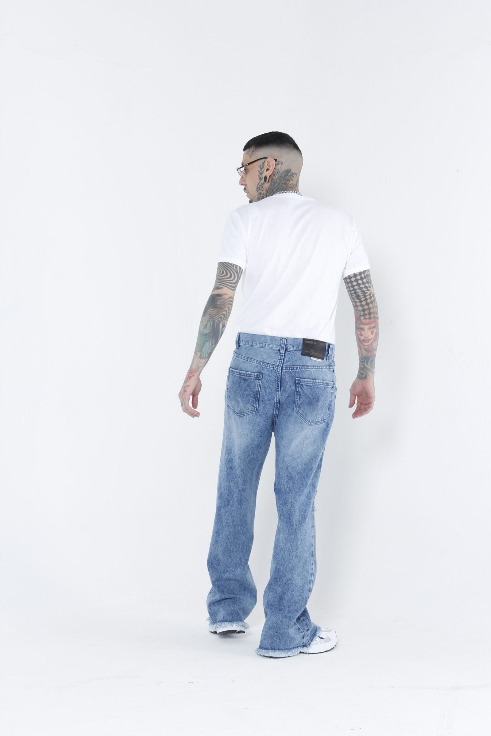 Jeans de Mezclilla Azul Deslavado con Roturas Frontales – Straight Fit Streetwear