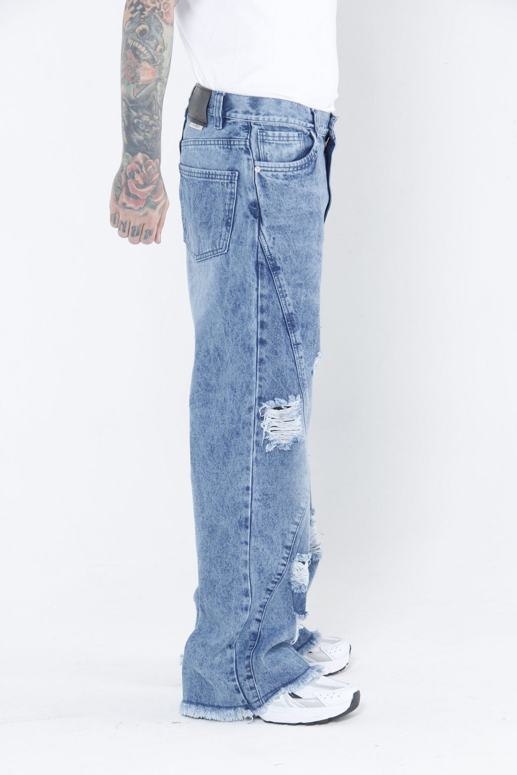 Jeans de Mezclilla Azul Deslavado con Roturas Frontales – Straight Fit Streetwear