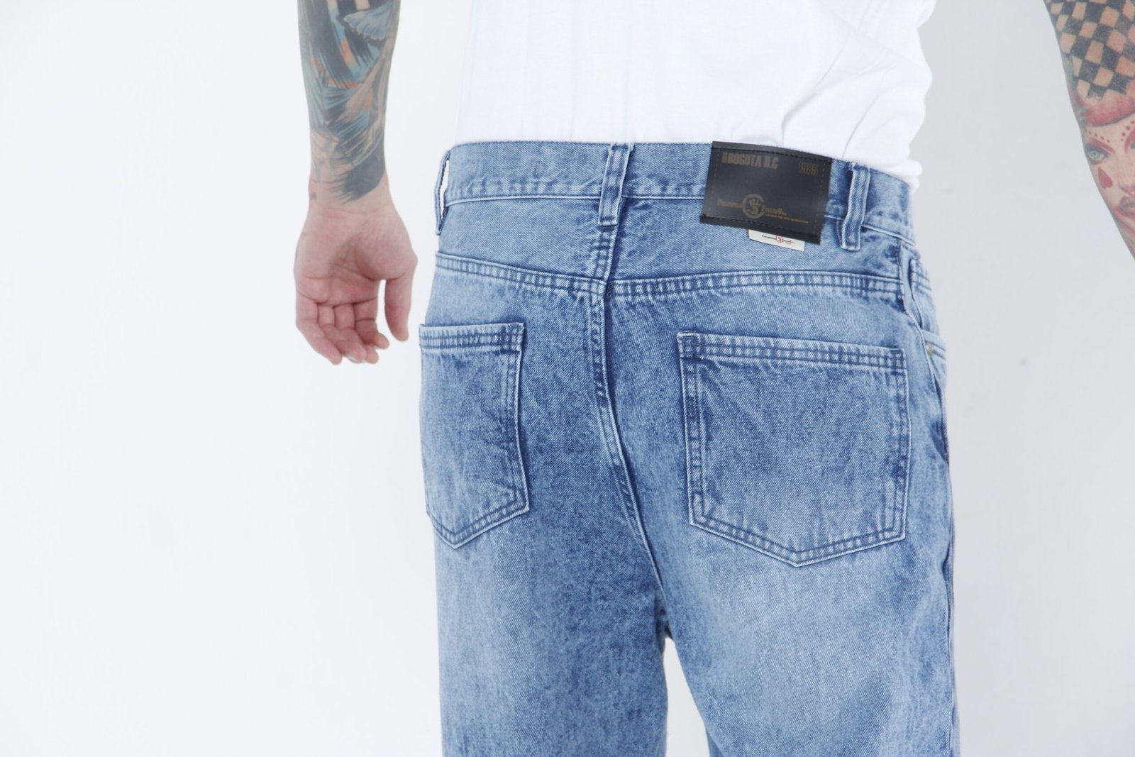 Jeans de Mezclilla Azul Deslavado con Roturas Frontales – Straight Fit Streetwear