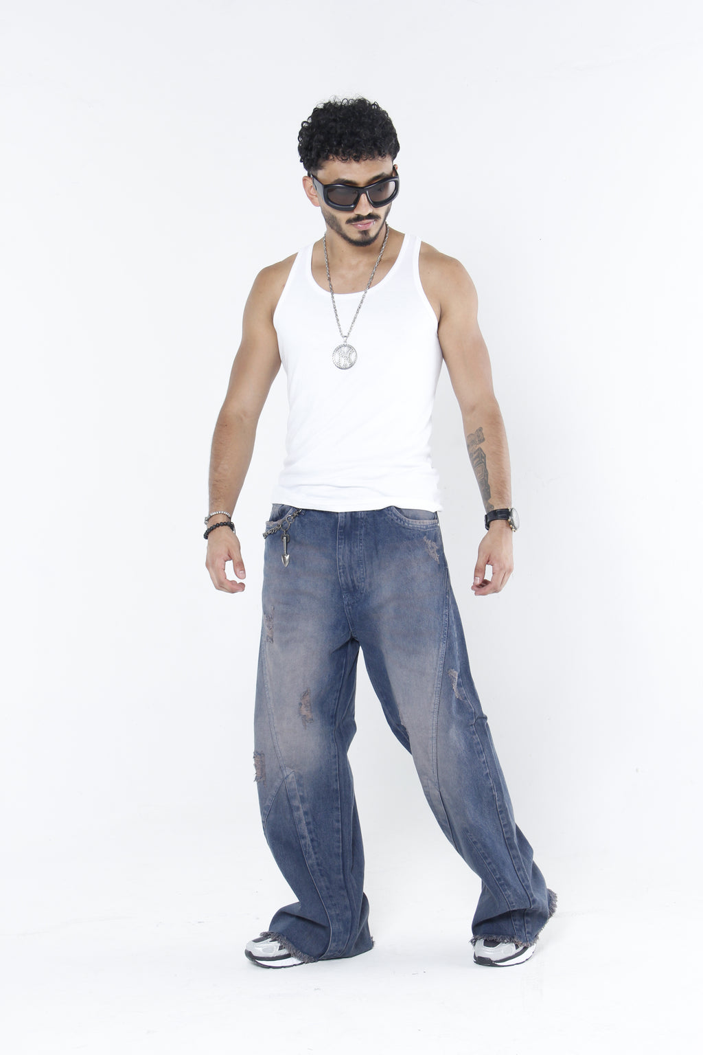 Jeans de Mezclilla Azul Deslavado con Roturas Frontales – Straight Fit Streetwear