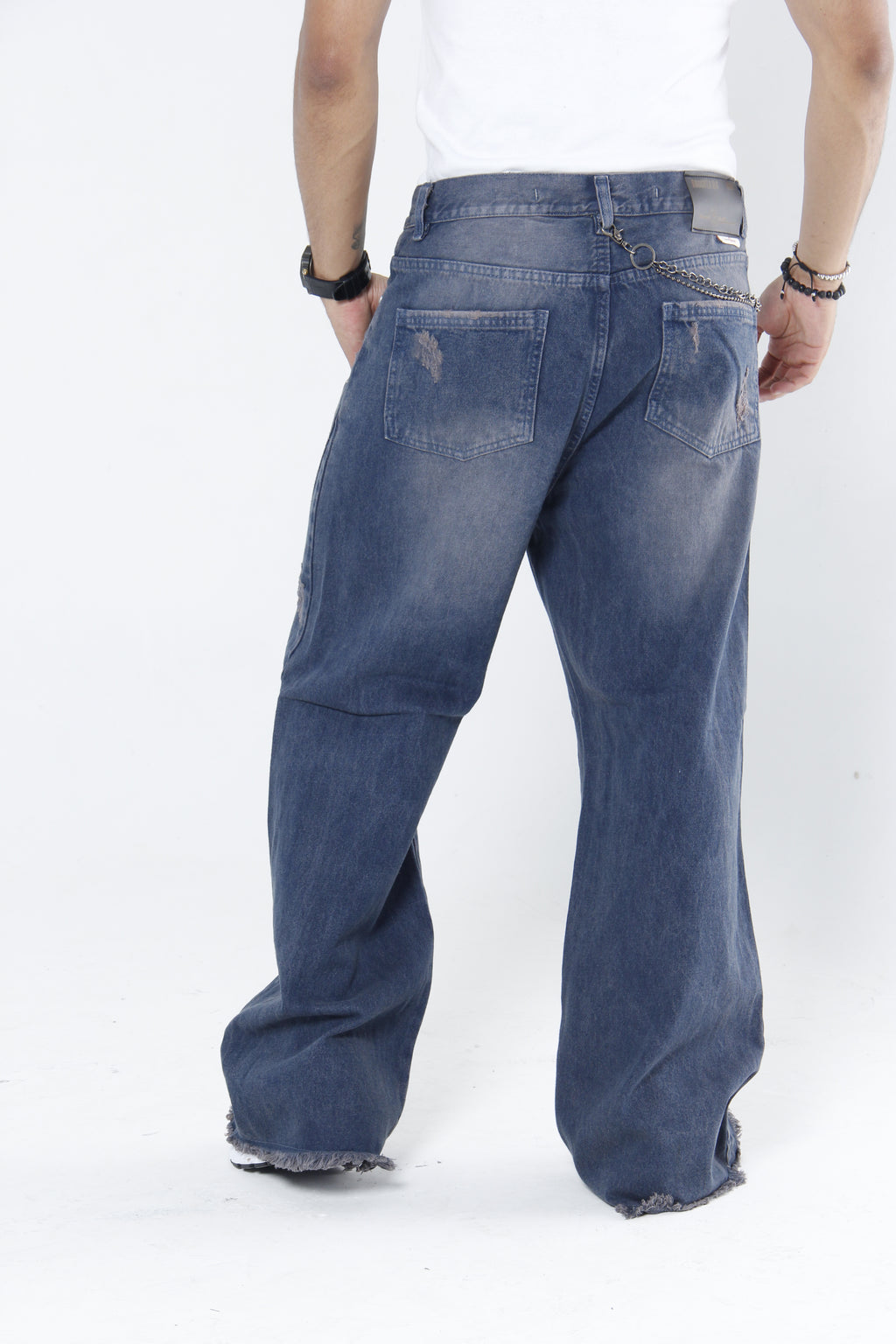 Jeans de Mezclilla Azul Deslavado con Roturas Frontales – Straight Fit Streetwear