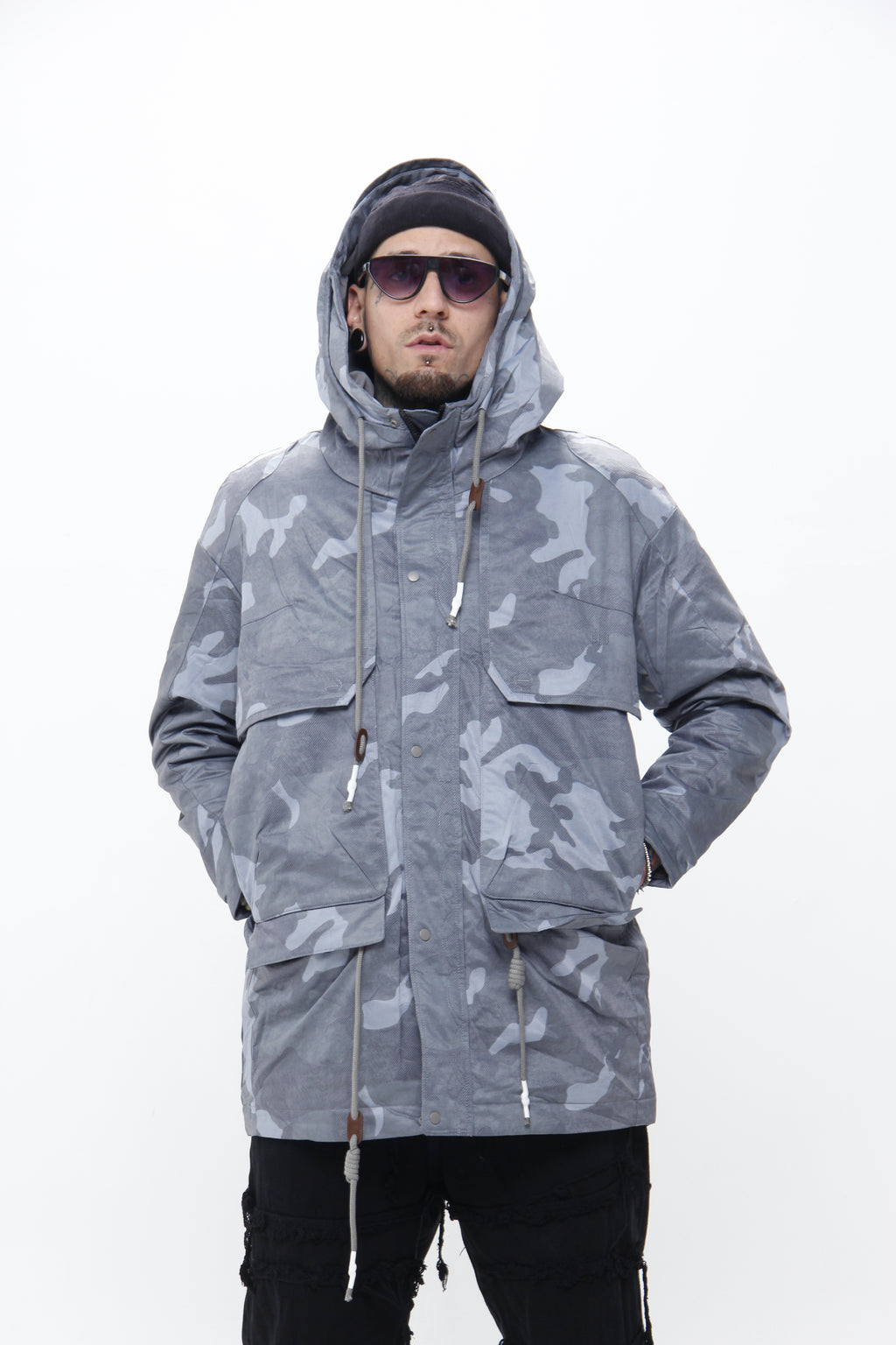 Chaqueta Camuflada Gris  –  Capota y Múltiples Bolsillos Estilo Gorpcore
