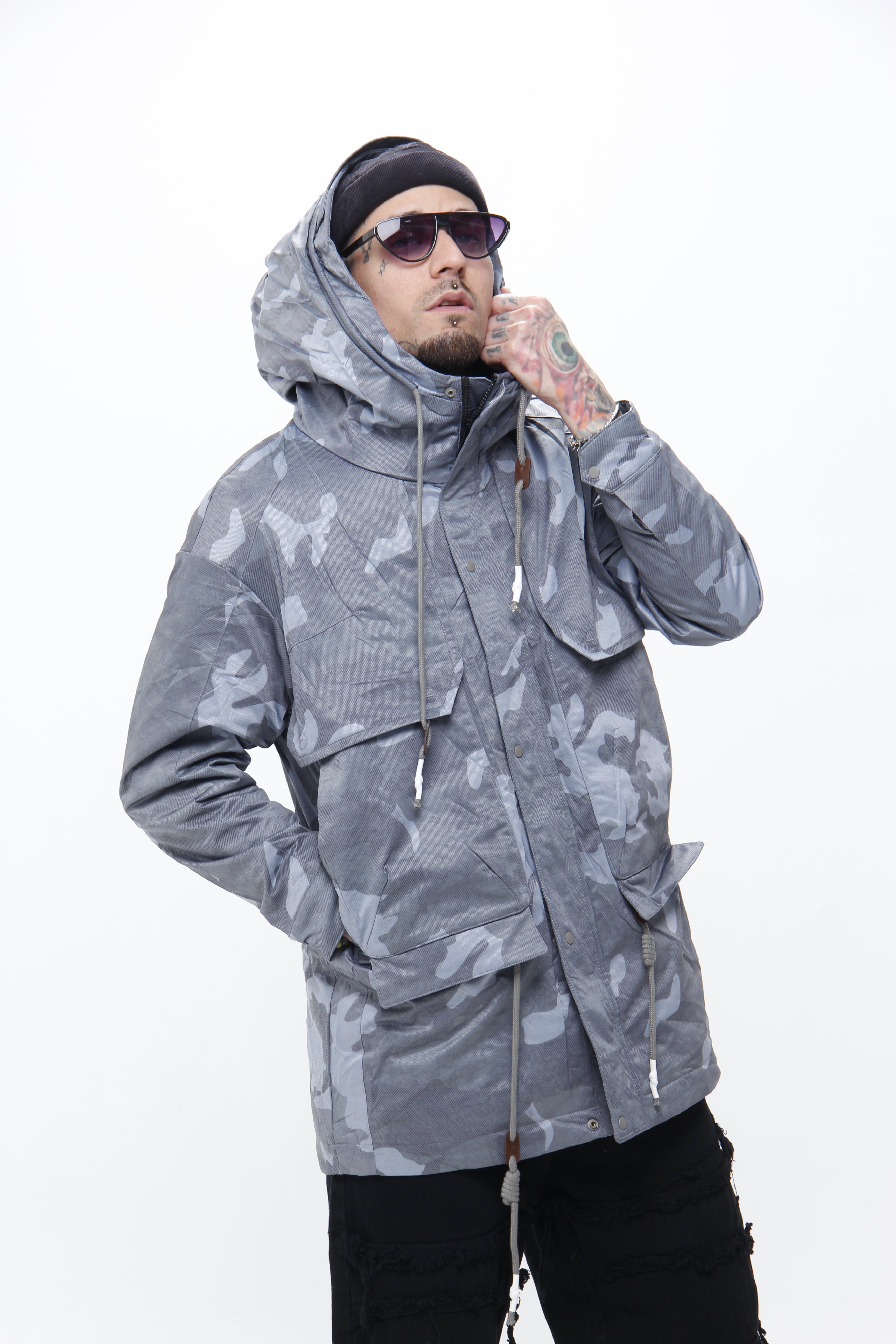 Chaqueta Camuflada Gris  –  Capota y Múltiples Bolsillos Estilo Gorpcore