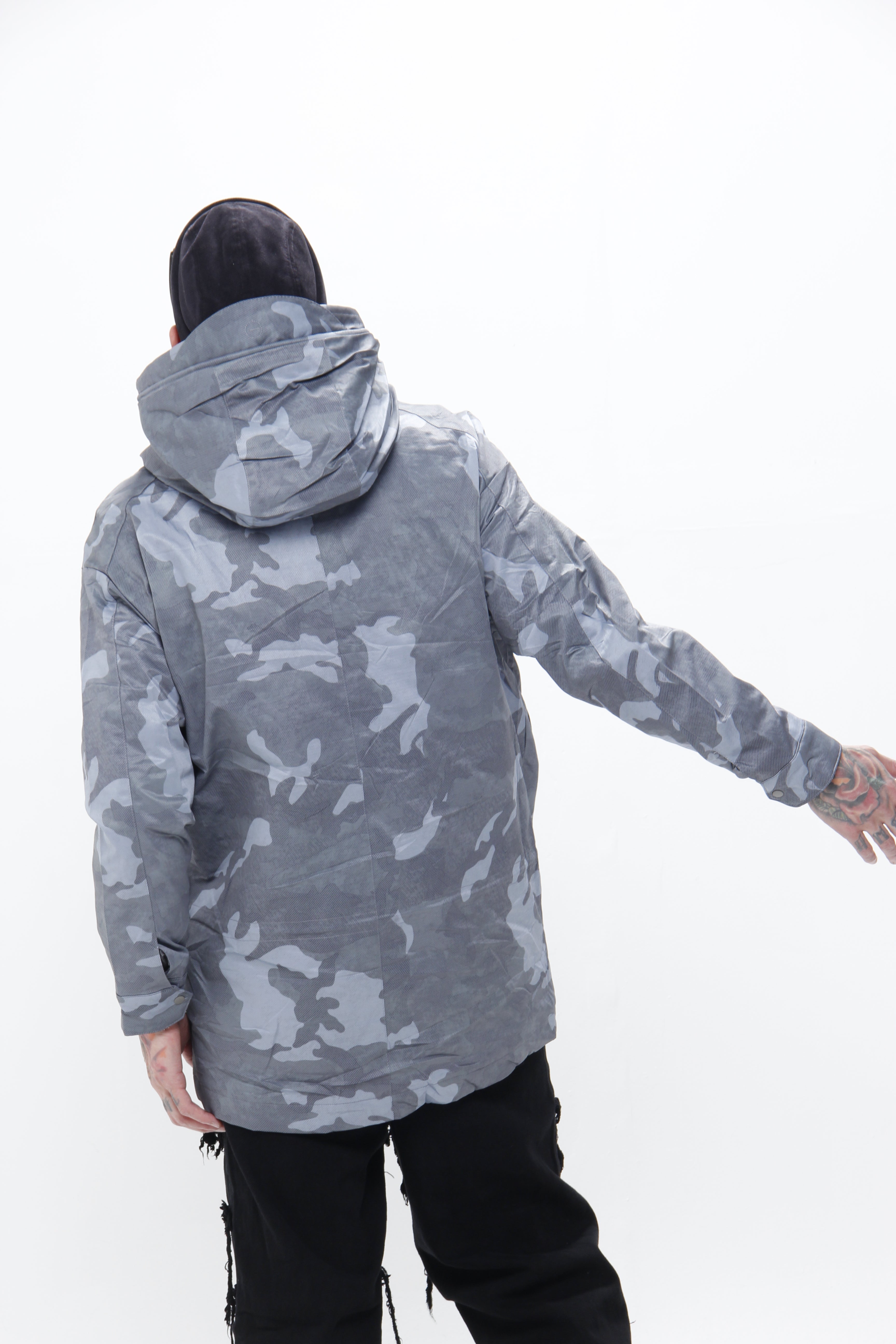 Chaqueta Camuflada Gris  –  Capota y Múltiples Bolsillos Estilo Gorpcore