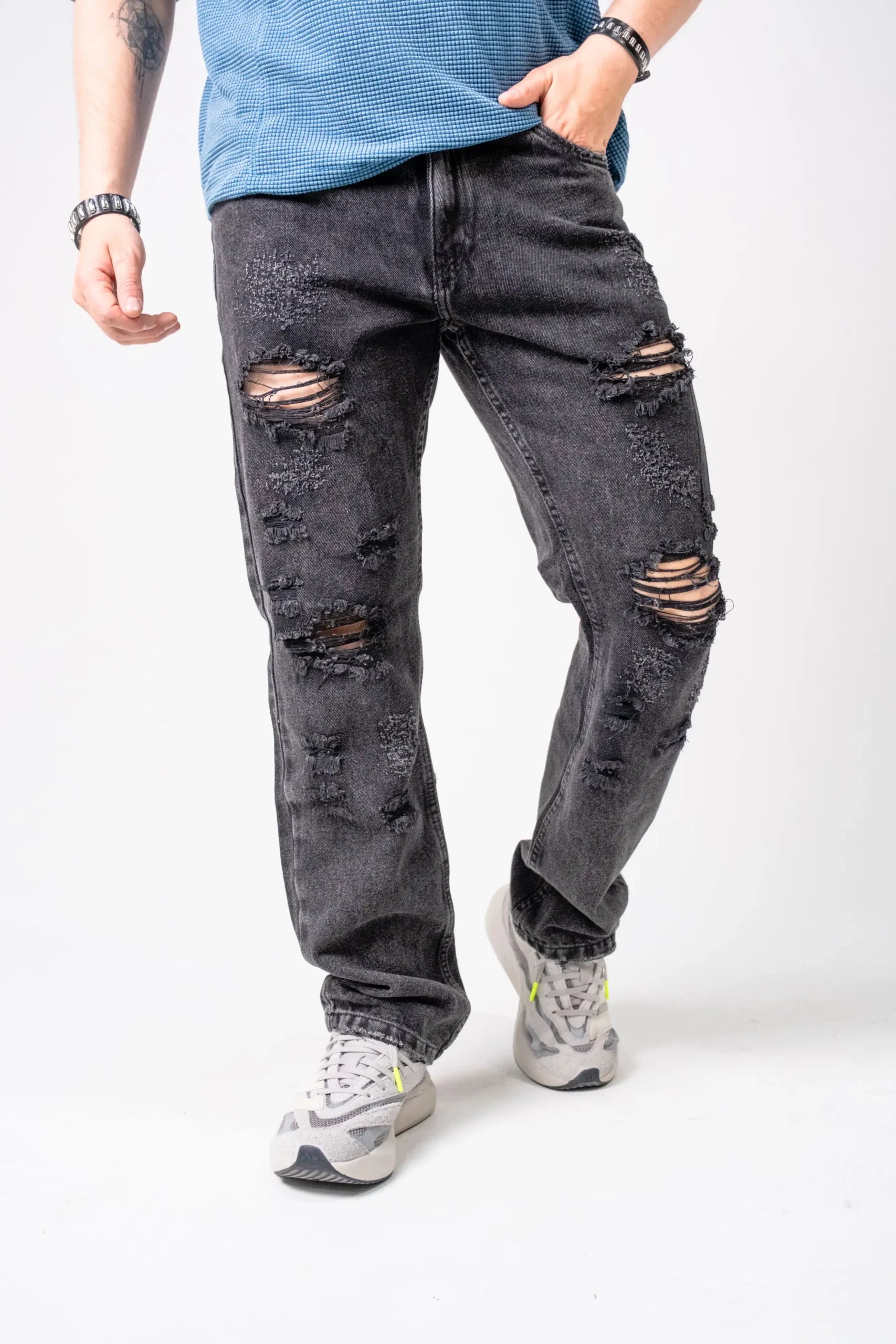 Jean gris oscuro rasgado para hombre - corte recto urbano