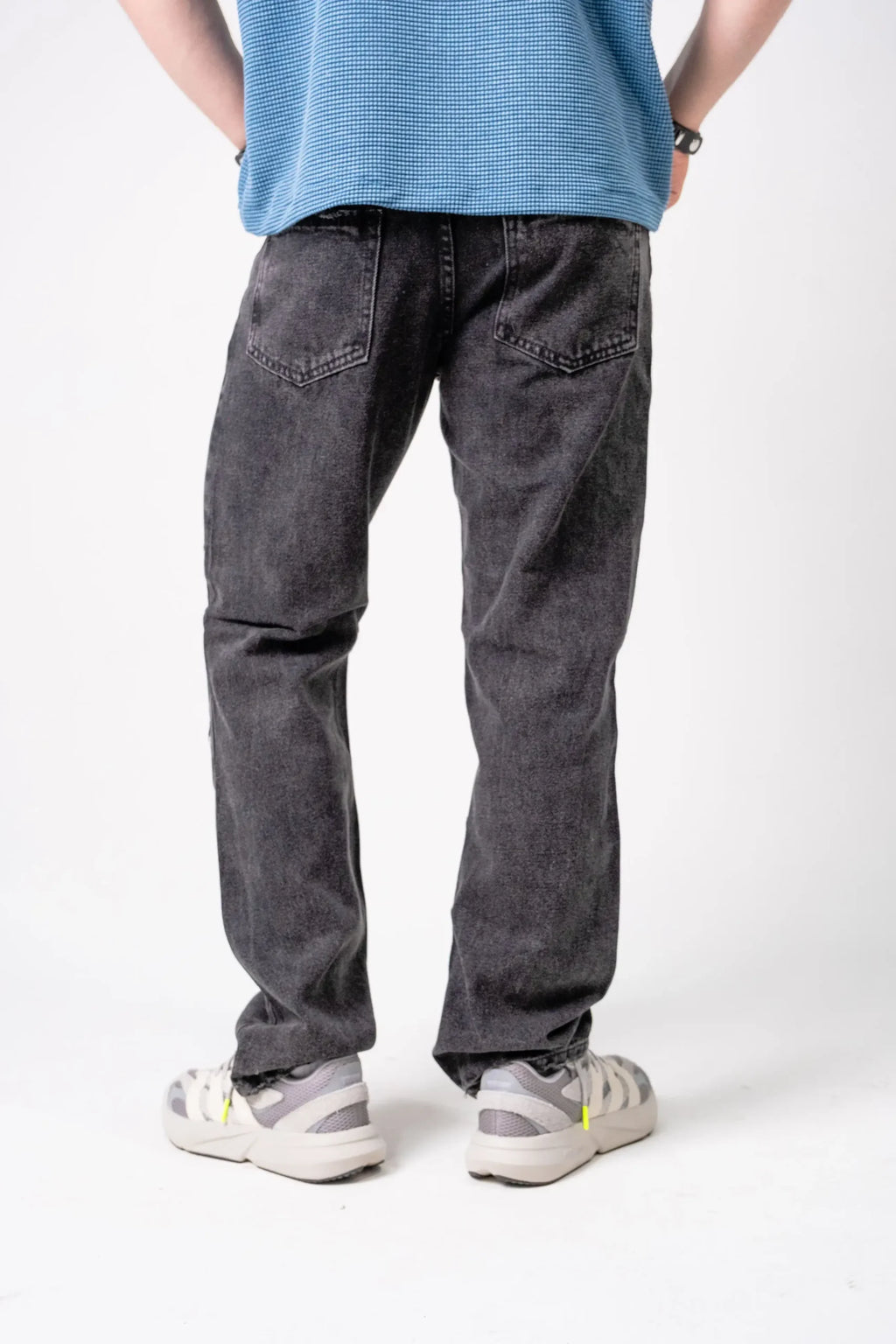 Jean gris oscuro rasgado para hombre - corte recto urbano