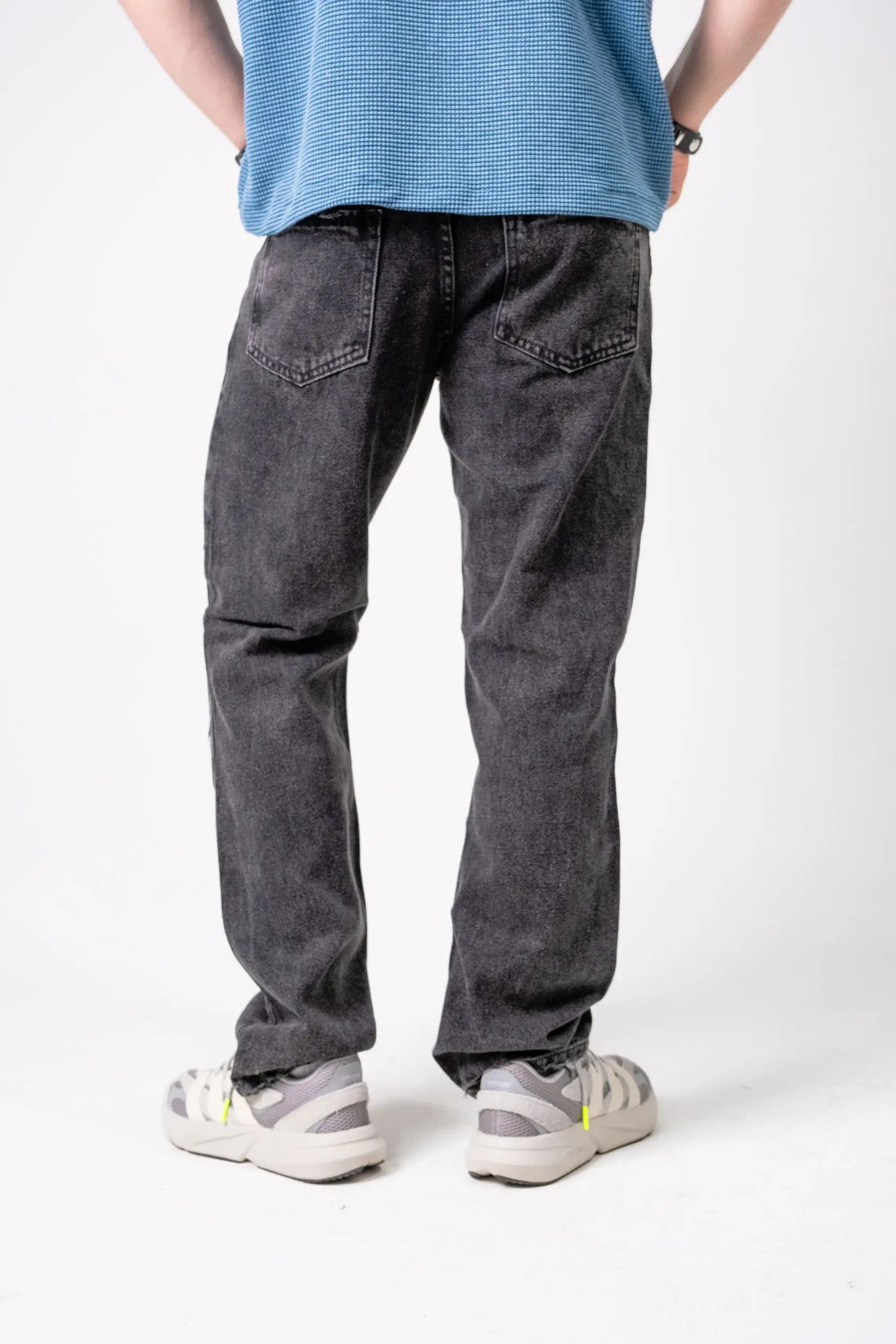 Jean gris oscuro rasgado para hombre - corte recto urbano