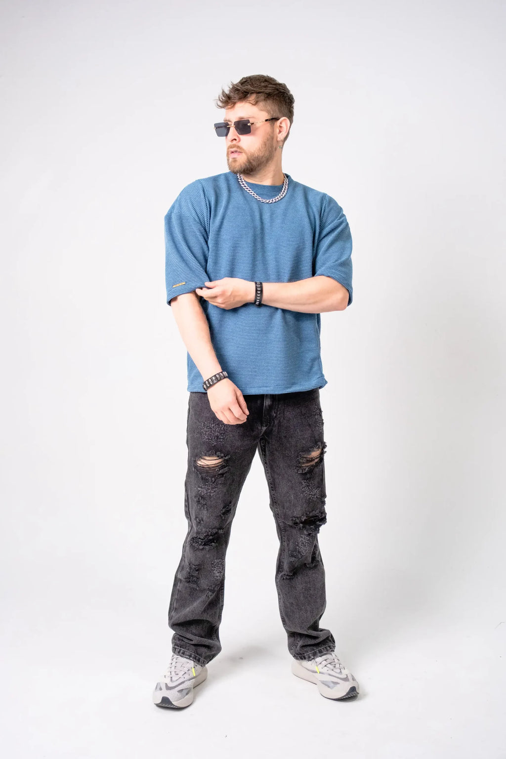 Jean gris oscuro rasgado para hombre - corte recto urbano