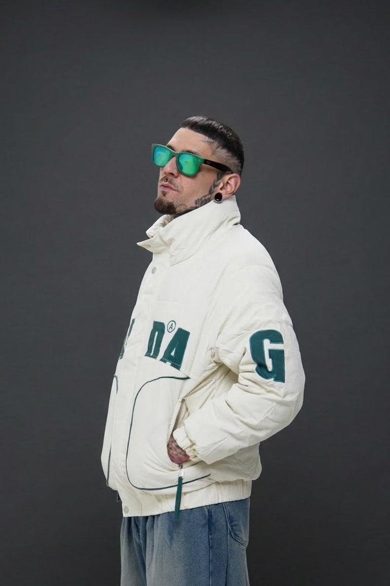 Chaqueta Puffer "Varsity" Crema – Chaqueta Acolchada de Alto Volumen con Letras Bordadas y Estilo Retro Streetwear