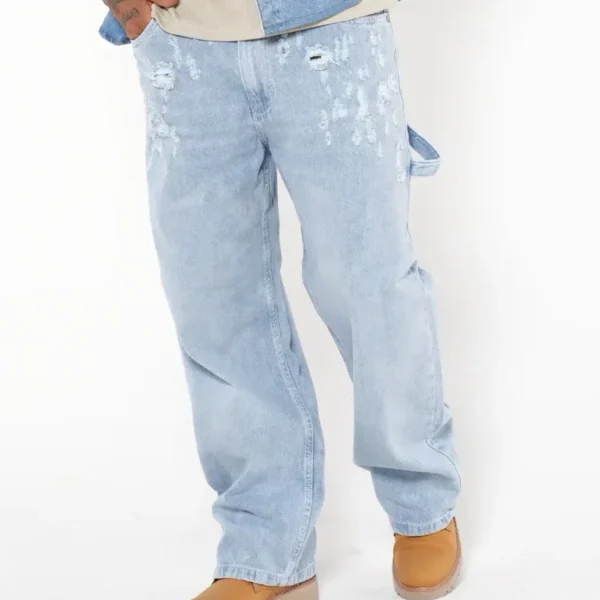 Jeans Baggy Azul claro con Efecto Lavado y Cadena Negra Decorativa