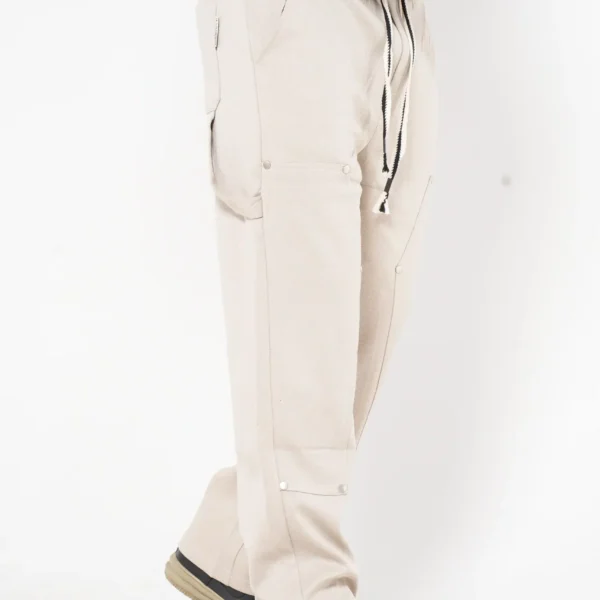 Pantalón Cargo Jogger Beige con Detalles Metálicos