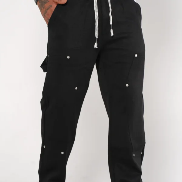 Pantalón Cargo Jogger negro con Detalles Metálicos