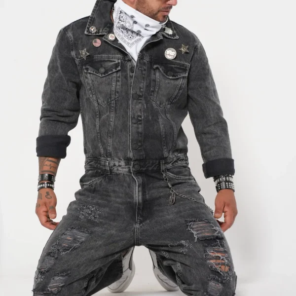 Overol Denim Gris Lavado con Detalles Desgastados y Accesorios