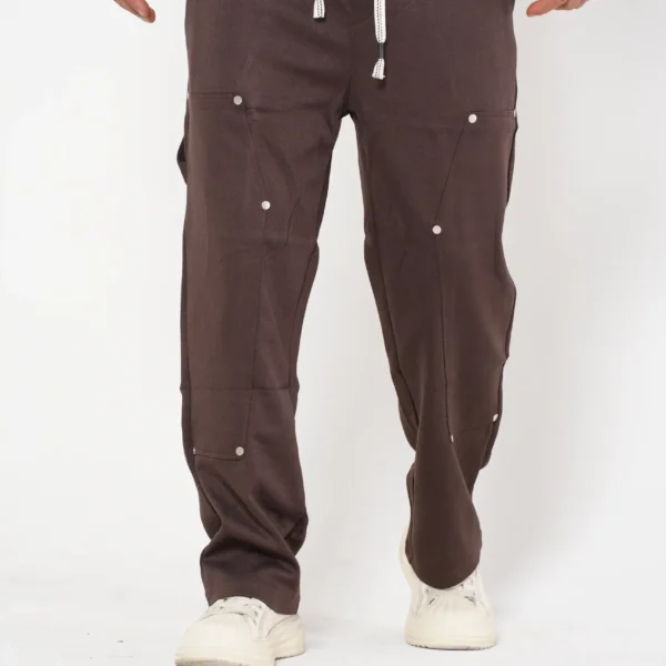 Pantalón Cargo Jogger cafe con Detalles Metálicos