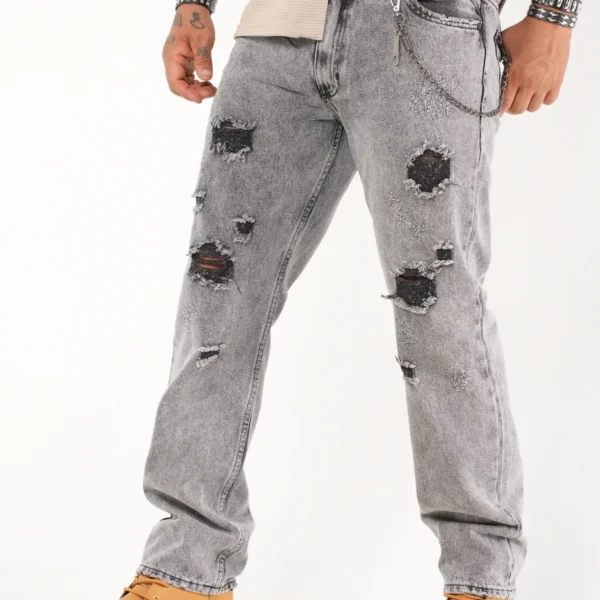 Jeans Gris Rotos con Parche Negro y Cadena Estilo Urbano