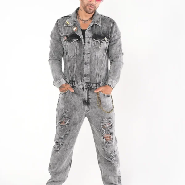 Overol Denim Gris Lavado con Detalles Desgastados y Accesorios