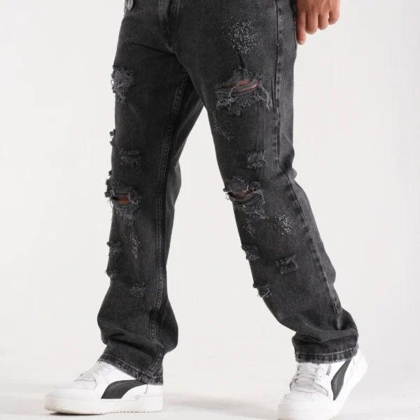 Jeans Rasgados Negro Lavado con Cadena Decorativa y Corte Relajado