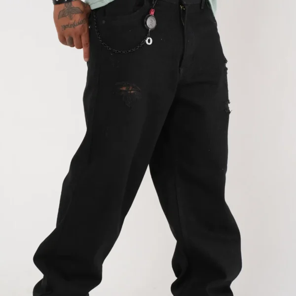 Jeans Baggy Negro con Detalles Rotos y Cadena Decorativa Negra